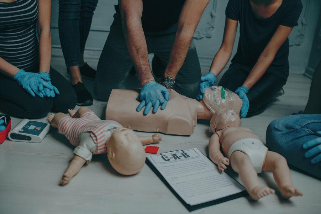 Une main appliquant un massage délicat sur la peau, capturant un geste précis et apaisant.